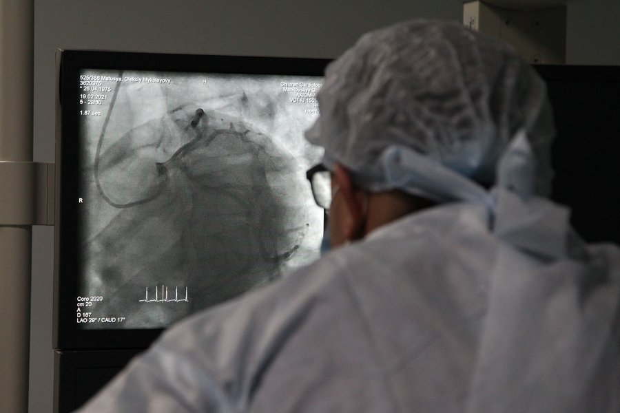 врач, монитор, кардиохирургия