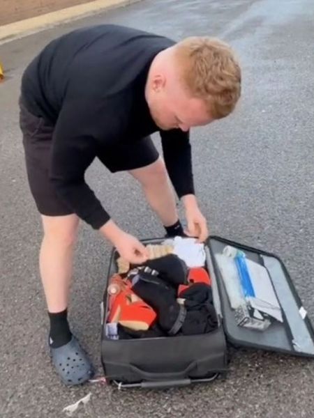 Блогер Еллі Лоу, загублена валіза, знахідка цікаві речі, розпродаж, курйози, удача, дивні історії, тренди TikTok