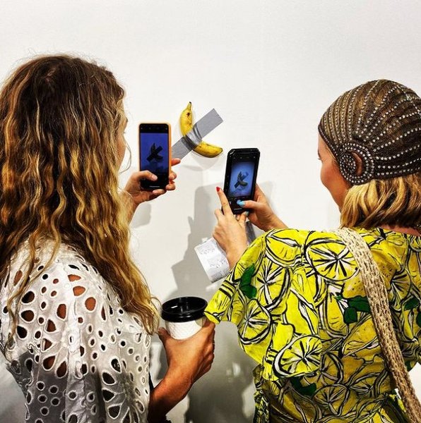 Маурицио Каттелан "Комик"