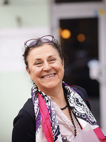 

Катарина Матернова: "У вас невероятно сильное гражданское общество, независимые медиа и предприни­мательская культура. А вот многие государствен­ные институции по-прежнему слабы. К тому же не все хотят добра Украине, в том числе в самой стране"
