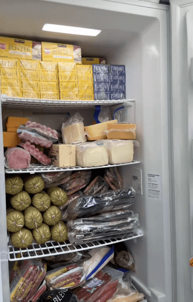 Холодильник із запасами продуктів