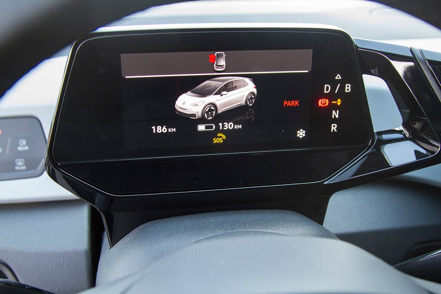 На приборную панель выведены уровень заряда и оставшийся запас хода