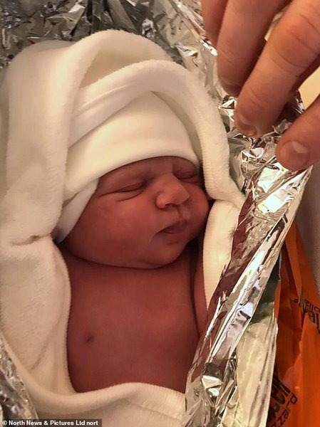 младенец, британская медсестра