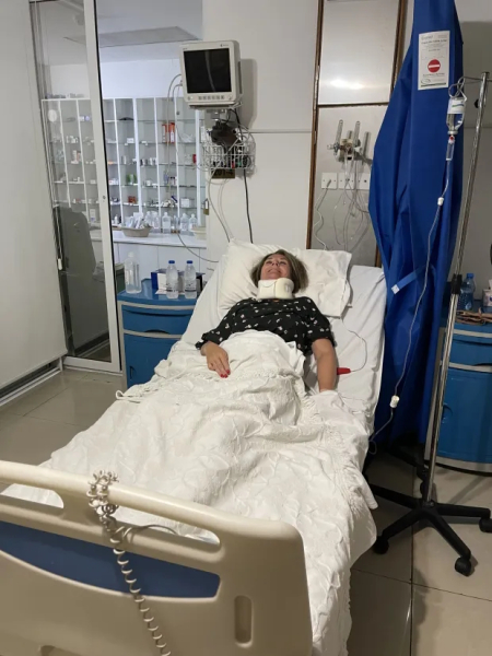 Керолайн Берсон у лікарні Керолайн Берсон у лікарні на Кіпрі