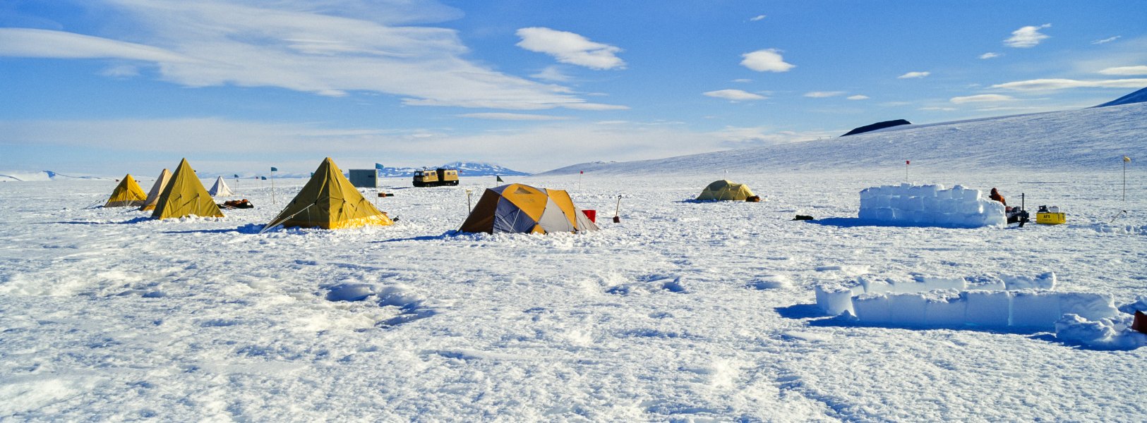 Антарктика Антарктида — материк в Южном полушарии, охватывающий примерно 10% суши Земли