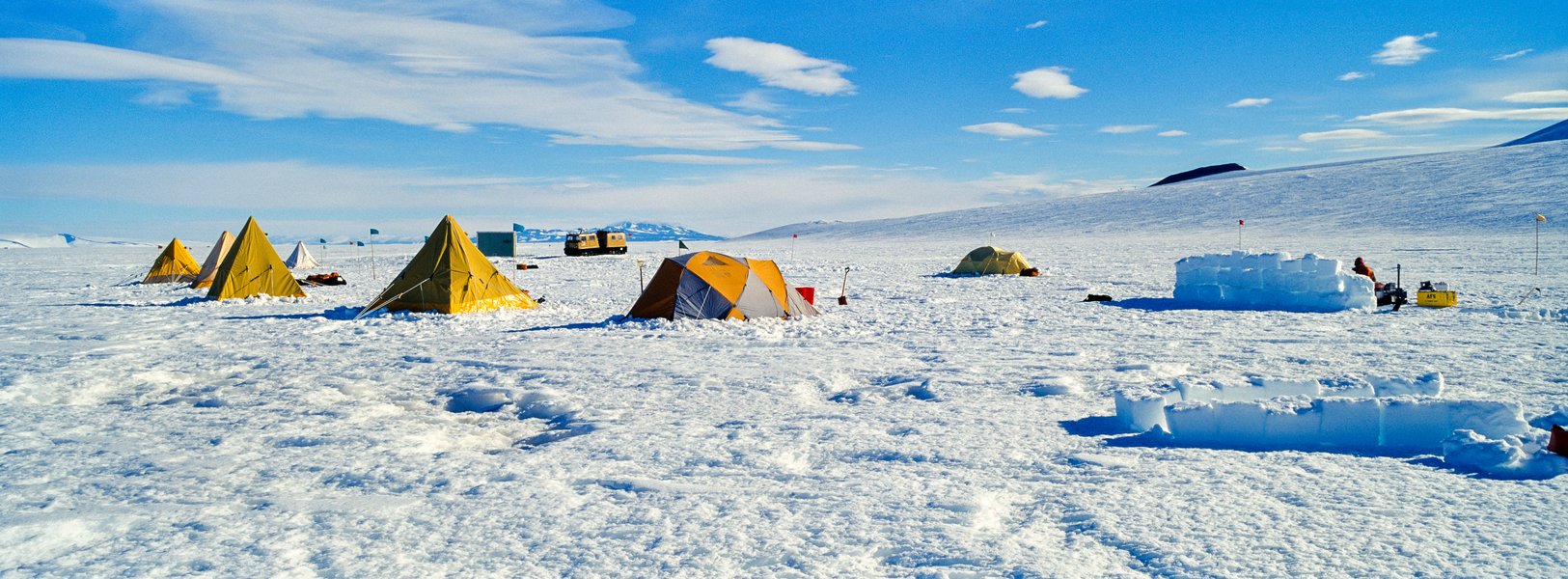 Антарктида — материк в Южном полушарии, охватывающий примерно 10% суши Земли