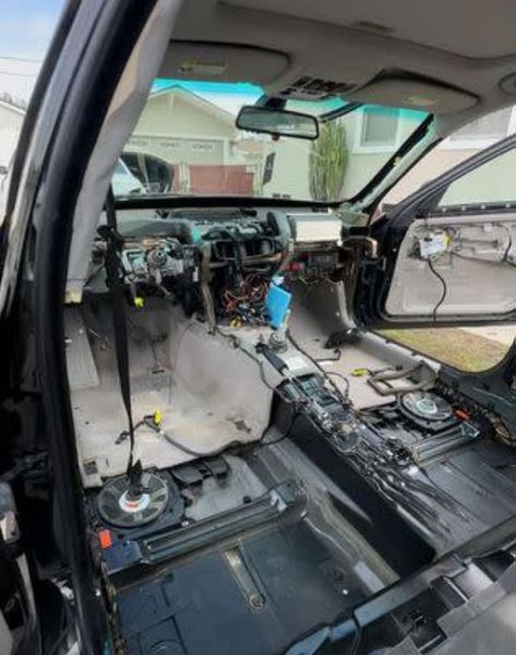 Чоловікові довелось розбирати автомобіль, щоб знайти втрачену каблучку своєї дружини, як так сталося, всі подробиці