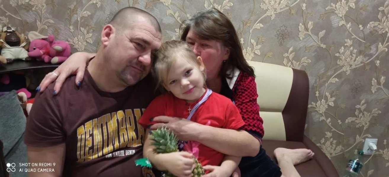 Эдуард и Татьяна Карпанец с внучкой