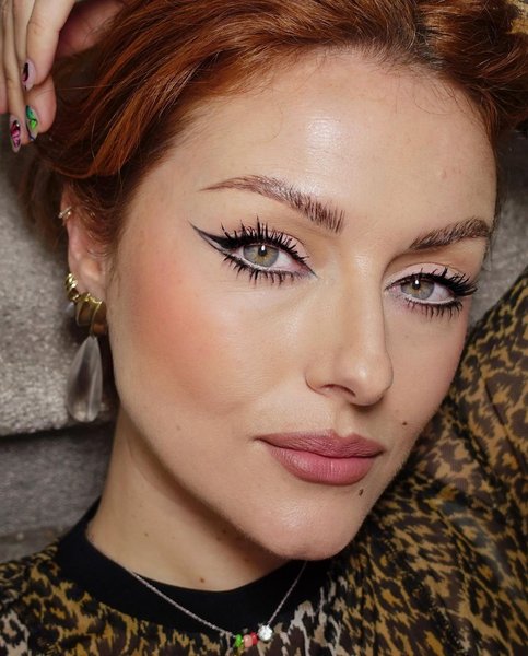 Драматические стрелки, макияж глаз, модный макияж, стрелки, тренды макияжа