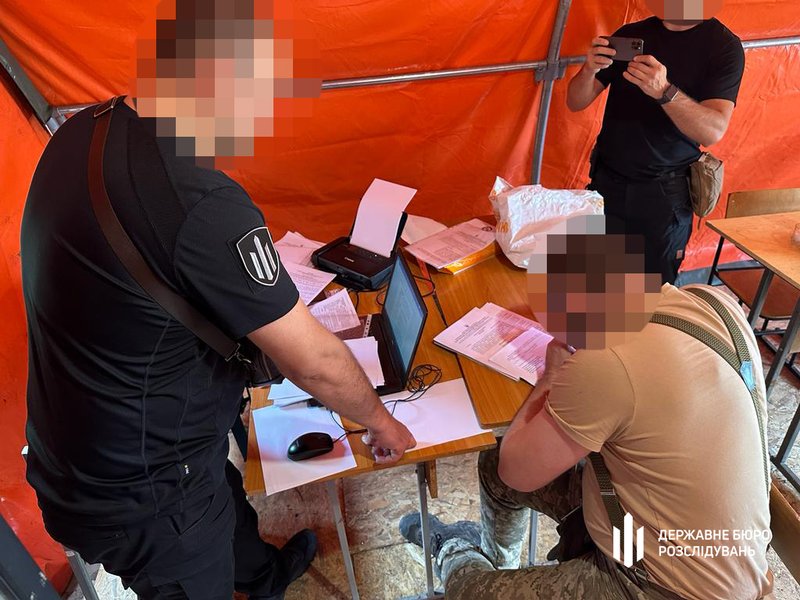 Во время обысков у фигурантов изъяли документы, на основе которых осуществлялась схема фиктивных выплат