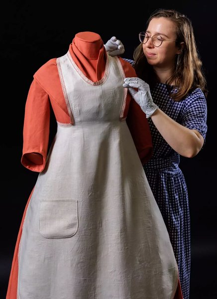 фартук, бриджертоны, королева шарлотта, выставка