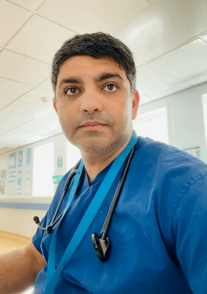 Доктор спаси пътник от самолета с помощта на Apple Watch Лекарят спаси пътника от самолета с помощта на Apple Watch, лекар, лекар, часовник, липса на кислород в кръвта, стюардеса, полет