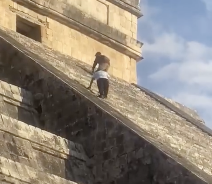 Турист изкачва пирамида в Мексико пирамида, Мексико, бит, турист, турист бит, турист избягал, бягство, нарушител, нарушение на правилата