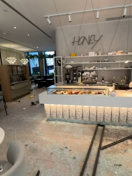 У Києві під час нічної атаки РФ пошкодили кондитерську Honey
