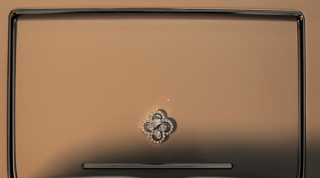 Для авто создали специальный кулон с бриллиантами