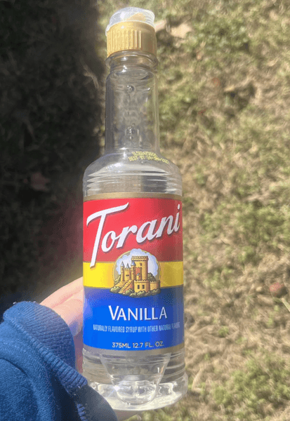 Стеклянная бутылка ванильного сиропа Torani на солнце