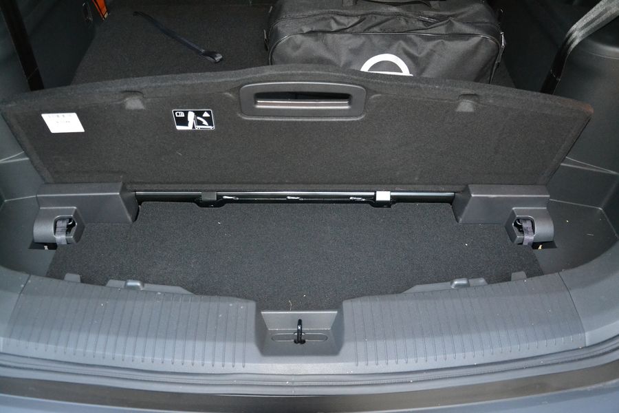 Под полом багажника предусмотрена небольшая ниша