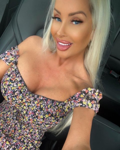 Бывшая модель Playboy Нанетт Гаммонд Лоскиаво, Барби-мама начала таксовать в 50 лет, чтобы свести концы с концами