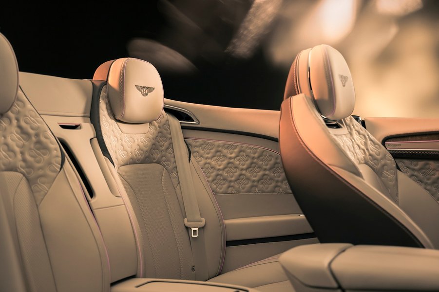 Салон обшили льном с узорами