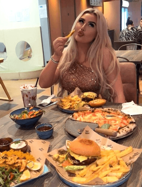 Женщина 10 лет не готовит еду, ест в ресторане, еда на вынос, доставка еды, живет на фастфуде, блогер, тренд, новый тренд, экономия денег