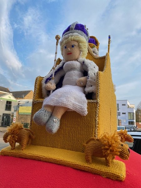 Королева-консорт Камилла на троне