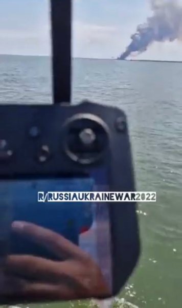 горит военный корабль