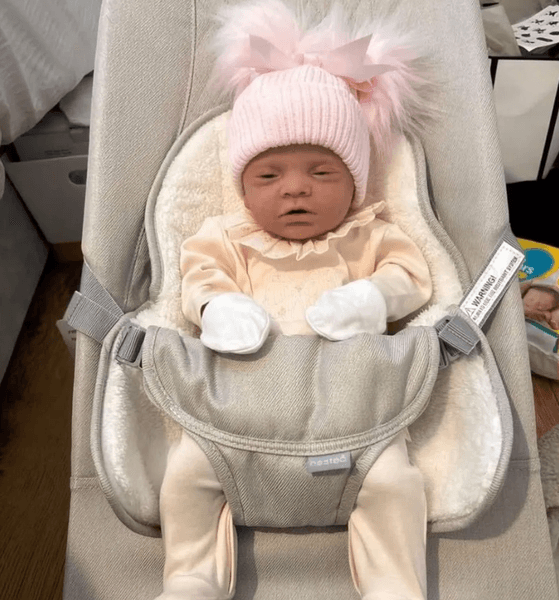 Кіра Казінс, дитина