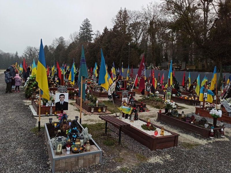 Майже щодня на Марсовому полі у Львові ховають загиблих військовослужбовців