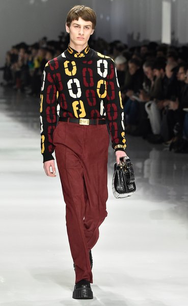 модель в трикотажном костюме на подиуме, тренды осень 2021,