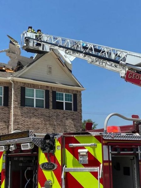 Самолет врезался в дом, самолет, жилой дом, авария, авиакатастрофа, проломил крышу, есть пострадавшие, пассажиры, пилот