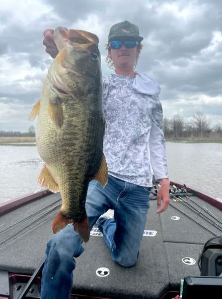 Школяр спіймав найбільшого окуня, риболовля, турнір, змагання в школі, досягнення, титул, США