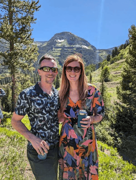 Жінка, сміттєвий бак, стрибки в сміттєвий бак, подружжя зустрілося в сміттєвому баку, шлюб, стосунки, друга половинка, сміття