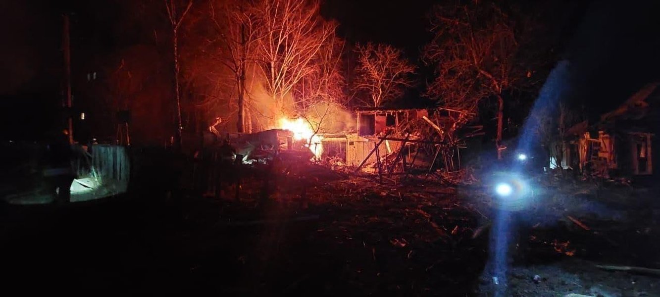 Спасатели, завалы дома в Житомире, авиаудар,