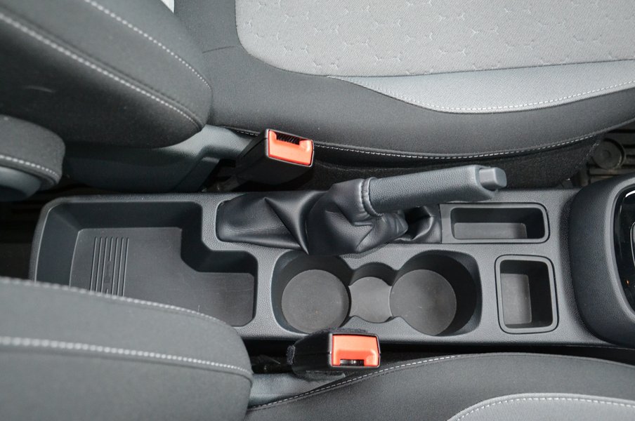 Авто не має боксу в підлокітнику, зате вистачає дрібних відсіків