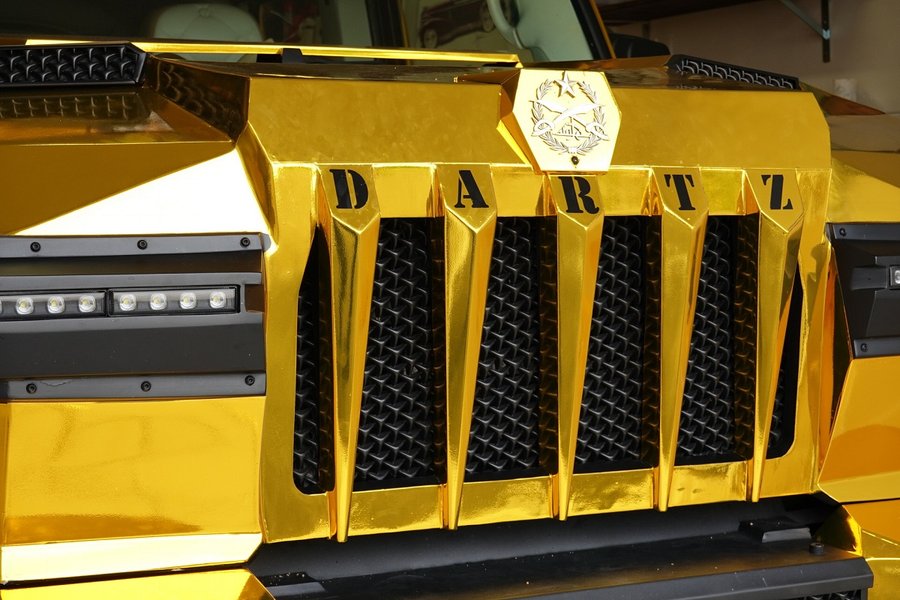 Автомобіль прикрасили гербами диктатора