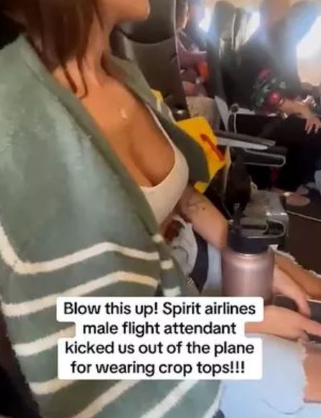 Женщин выгнали из самолета из-за непристойного внешнего вида, курьезы, самолет, смешные истории, туристки, США