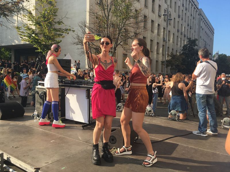 ЛГБТ-рейв, офис президента, киев прайд, банковая, лгбт-рейв на банковой