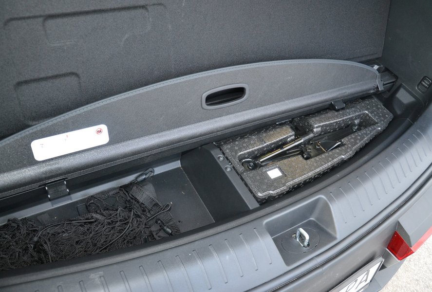 Під підлогою багажника є місце для шторки