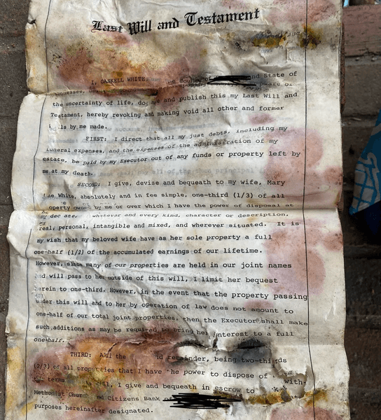 Знахідка в новому будинку, ремонт у будинку, знахідка під підлогою, старовинний документ, заповіт, незвичайна знахідка, сховали під підлогою