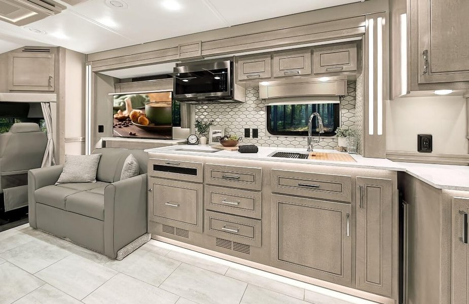 На кухне установлена раковина, плита и холодильник