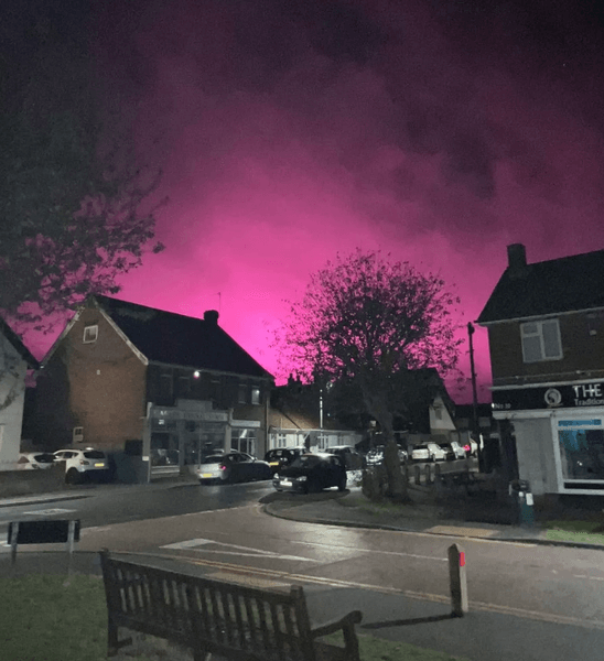 розовое свечение, дорога, дома