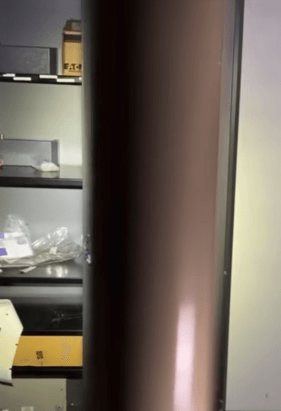 Покинутий банк, незвичайна знахідка, гроші, гроші в покинутому банку, пачки грошей, міський дослідник, знайшли гроші, сейф, старий сейф,