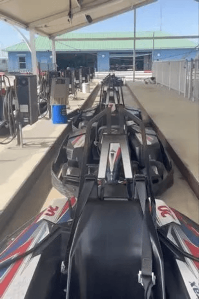 Заброшенный парк развлечений, парк аттракционов, различные аттракционы, блогер, путешествия, старые аттракционы, карусели, качели