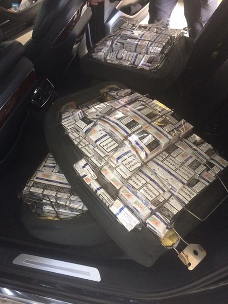 Сигареты, обнаруженные в автомобиле дипломата из Гвинеи-Бисау