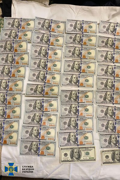 Дело о коррупции — взятка в долларах