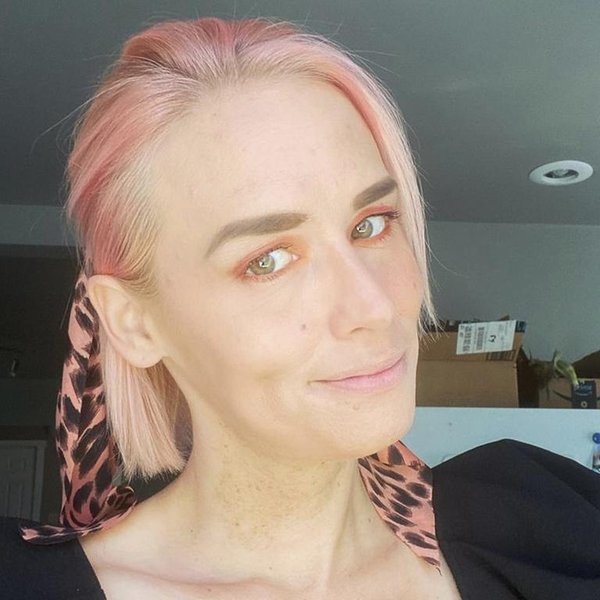 Дівчина пережила клінічну смерть, побувала в загробному світі, почалися аномалії, дивні речі, бачила темряву, тіло почало зменшуватися