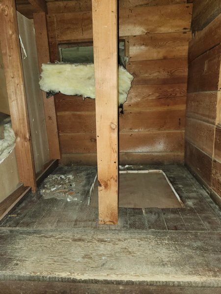 Женщина обнаружила спрятанную лестницу за стеной в доме, которая вела на еще один чердак