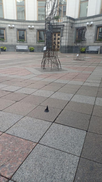 Збитий шахед біля парламенту Безпілотники, парламент, уламки