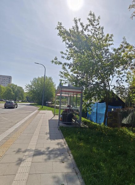 Две украинские беженки обосновались на остановке в Варшаве