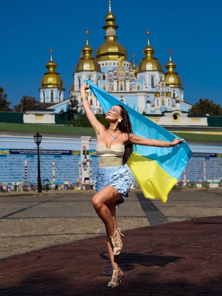 Анна Саливанчук сфотографировалась на фоне Стены памяти павшим